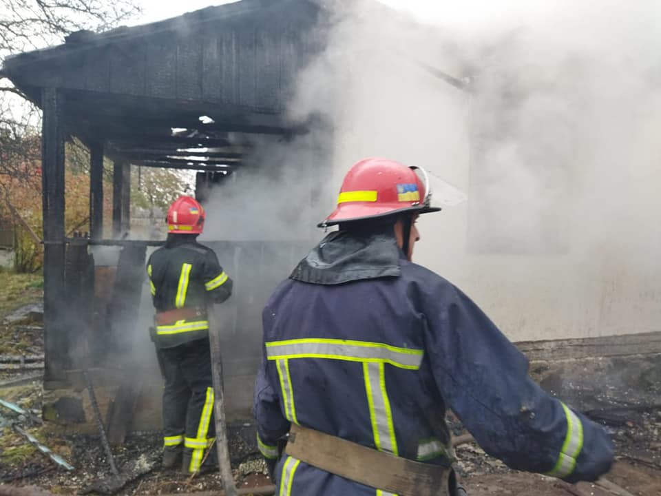 На Рівненщині власник оселі мало не згорів під час пожежі