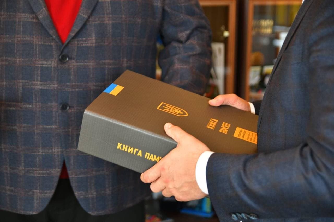 Очільник Рівненщини отримав книгу пам’яті