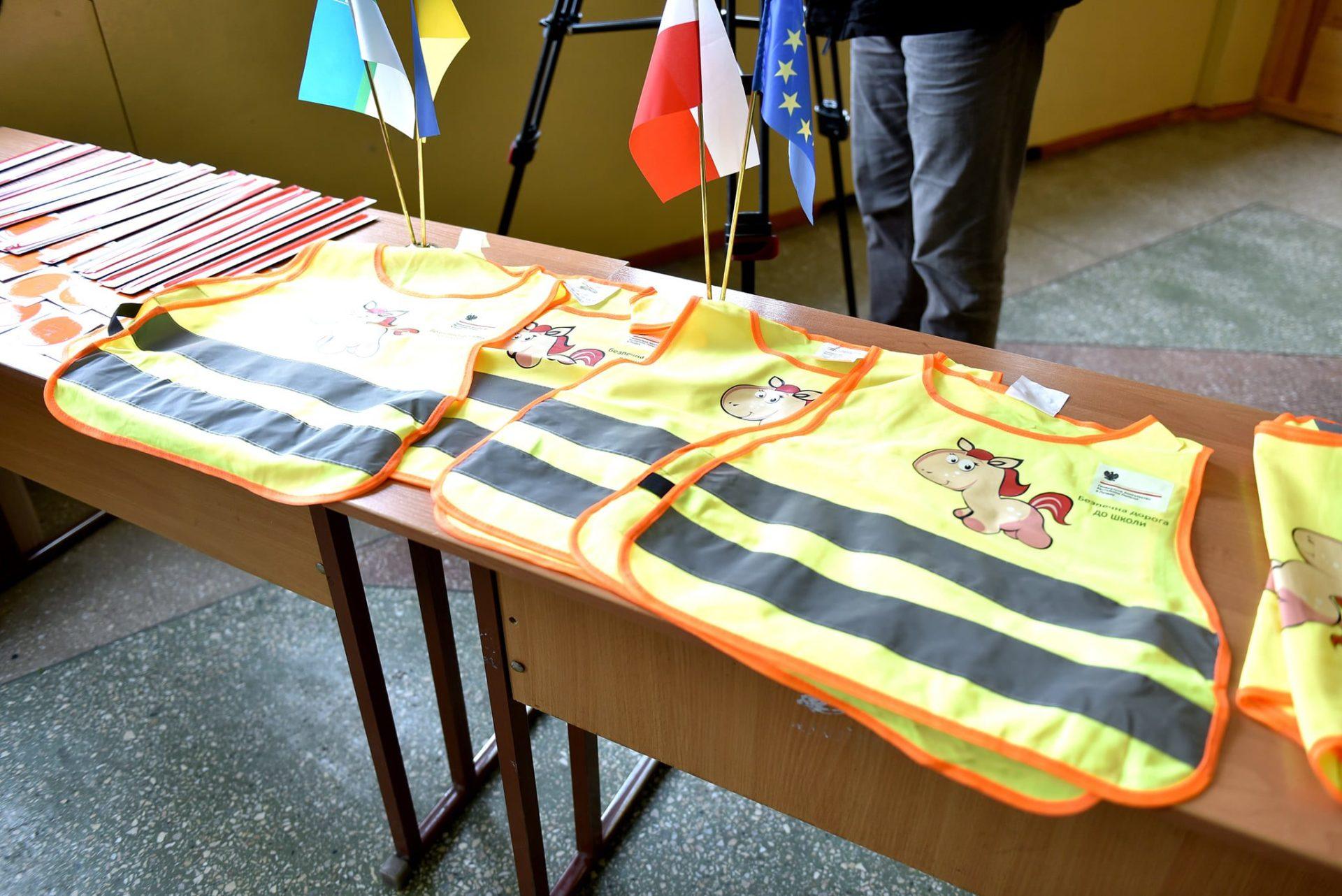 Консул Республіки Польща подарував школярам Рівного світловідбивні жилети