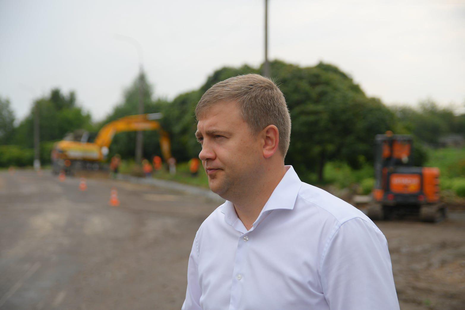Очільник Рівненщини під час пробіжки перевірив проведення робіт на стадіоні “Авангард”