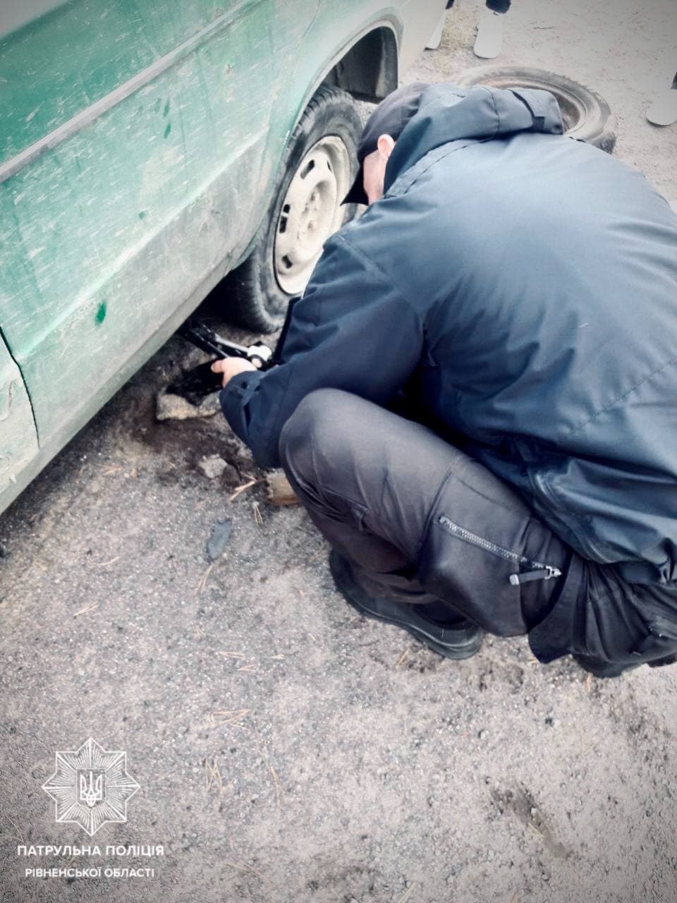 Патрульні на Рівненщині допомогли жінці замінити колесо