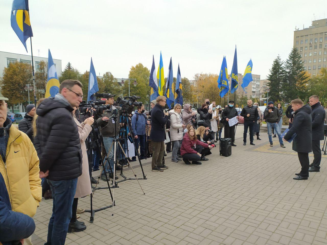 Під стінами Рівненської ОДА влаштували тарифний пікет (ВІДЕО)