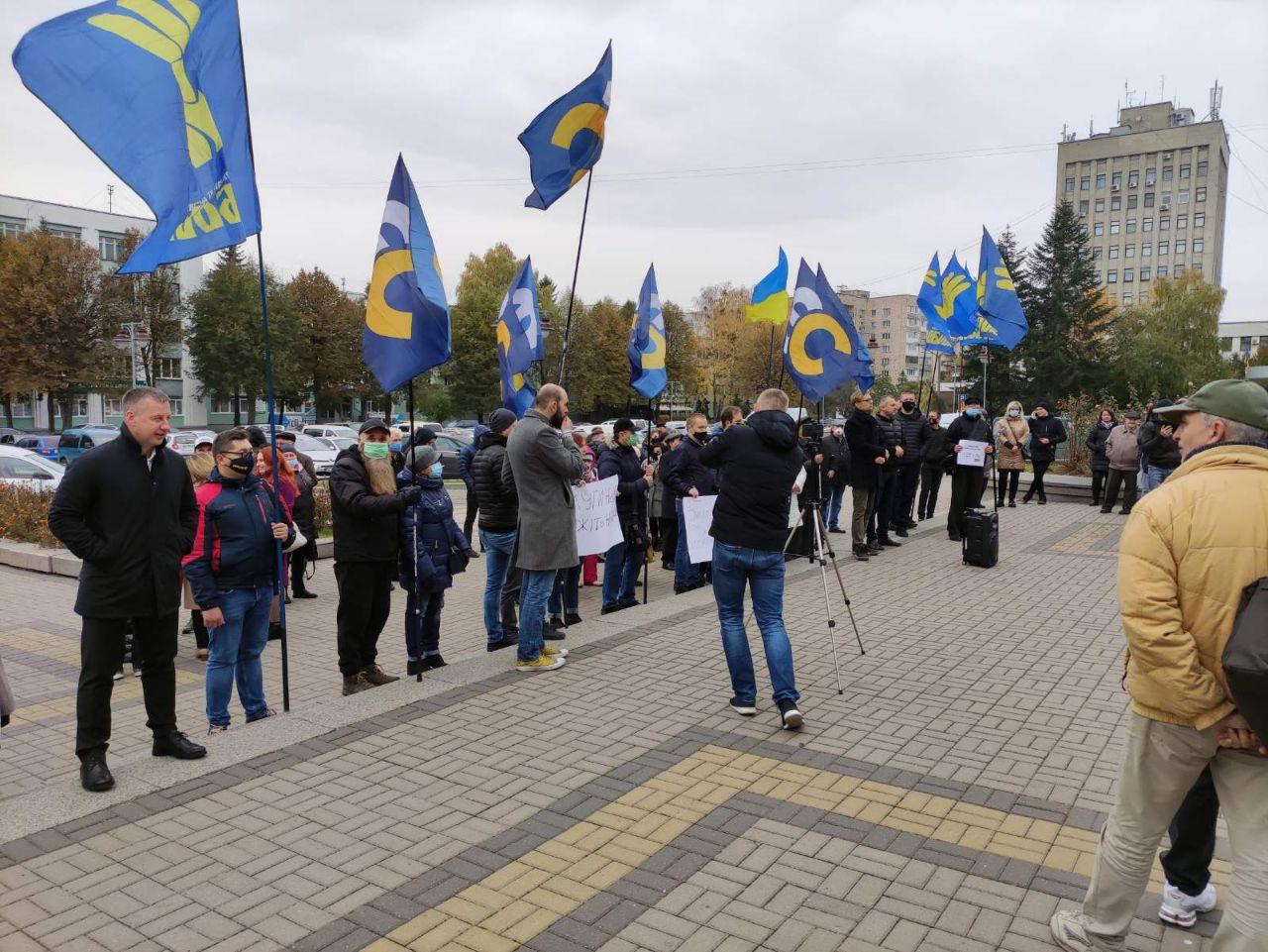 Під стінами Рівненської ОДА влаштували тарифний пікет (ВІДЕО)