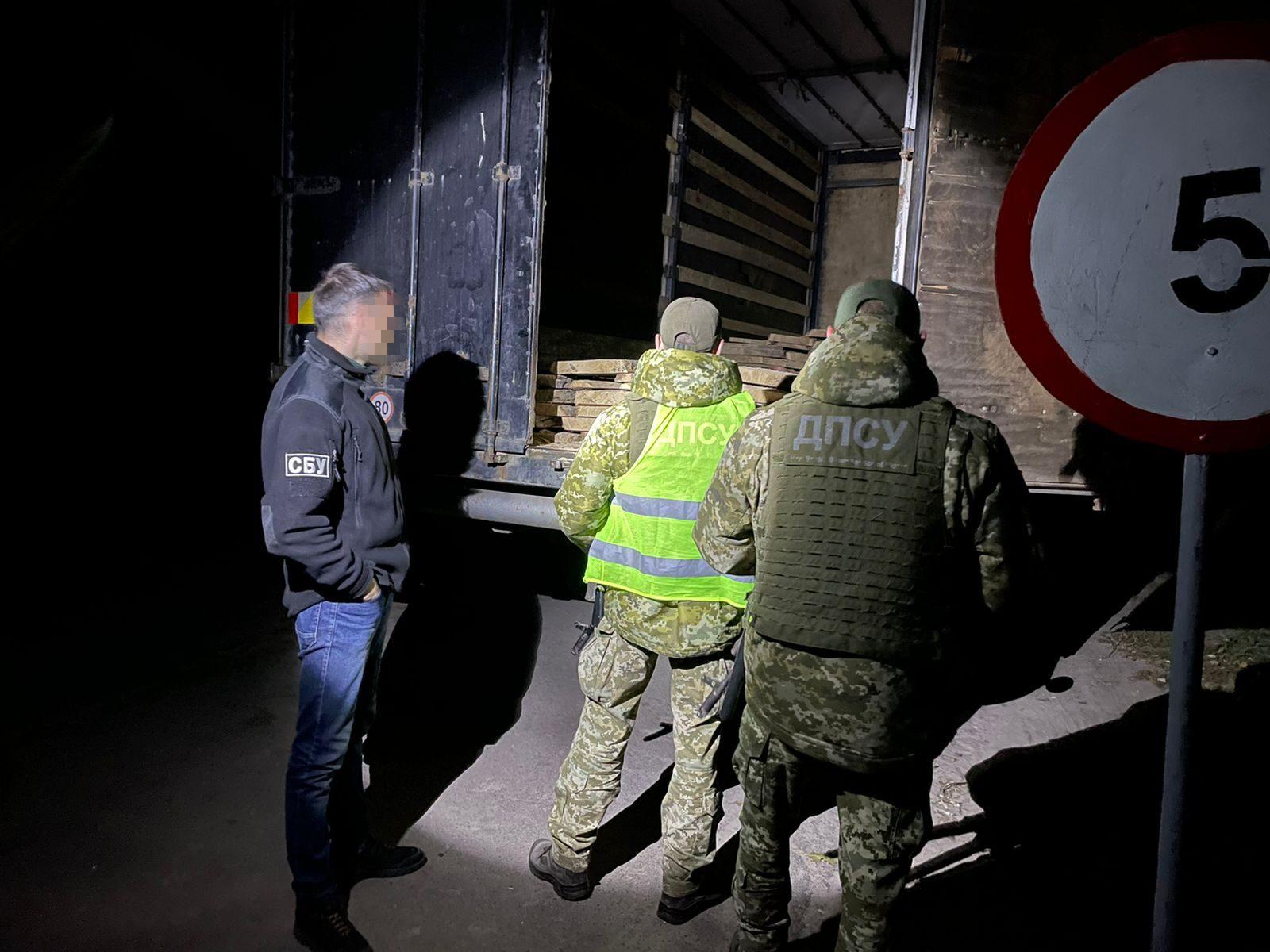 На Рівненщині прикордонники завадили незаконному перевезенню деревини