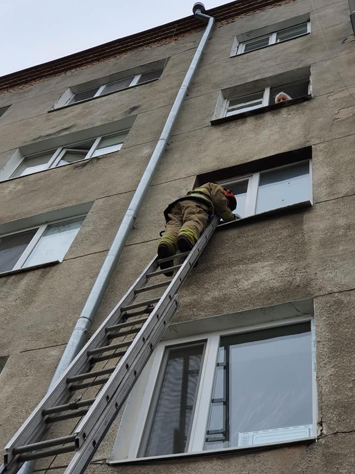 Важкохворій жінці на Рівненщині медичну допомогу надали завдяки рятувальникам