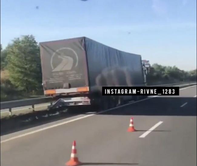 Поблизу Рівного вантажівка протаранила відбійник Поблизу Рівного вантажівка протаранила відбійник