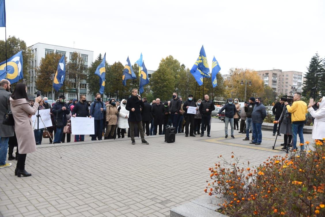 «Не лишайте рівнян жебраками, а місто без розвитку», &#8211; обурені рівняни вийшли під стіни ОДА