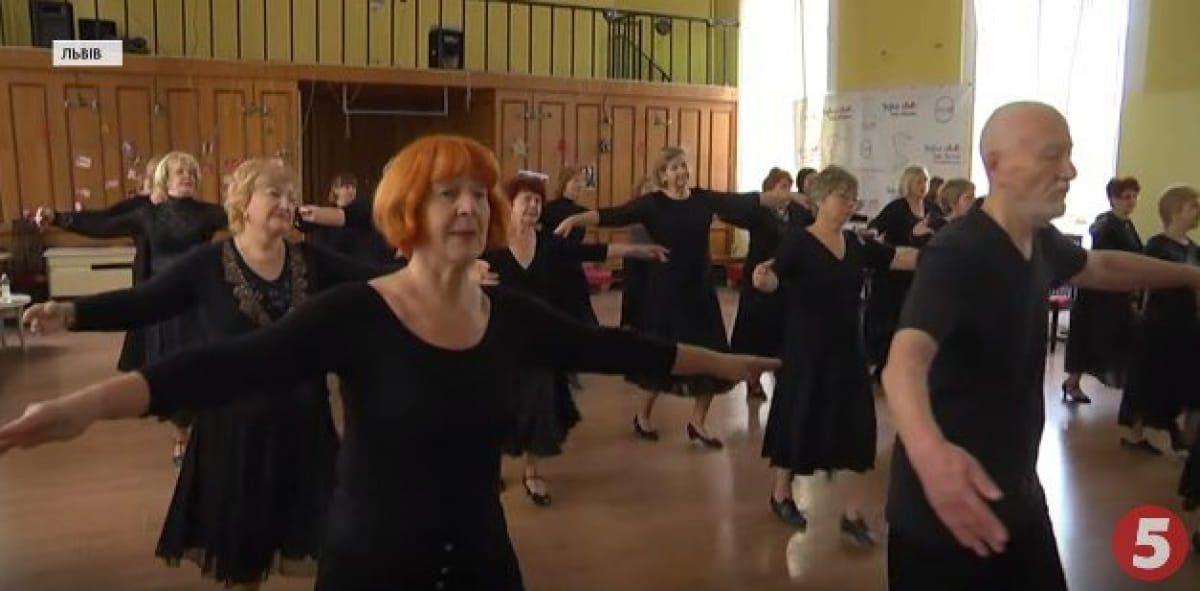 У 60 років корисно займатися бальними танцями