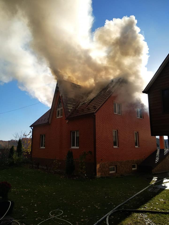 На Рівненщині рятувальники ліквідували пожежу у приватному житловому будинку