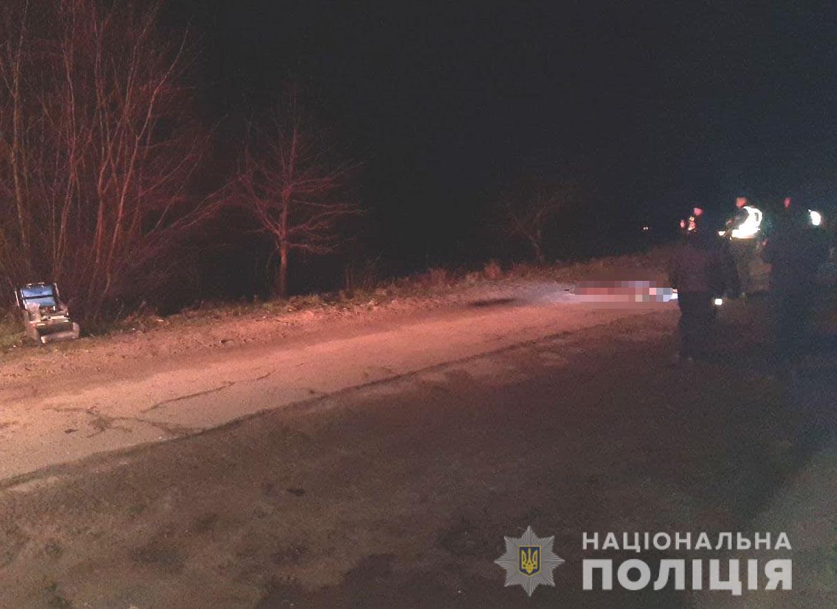 На Сарненщині поліцейські встановлюють водія автомобіля, який на смерть збив пішохода
