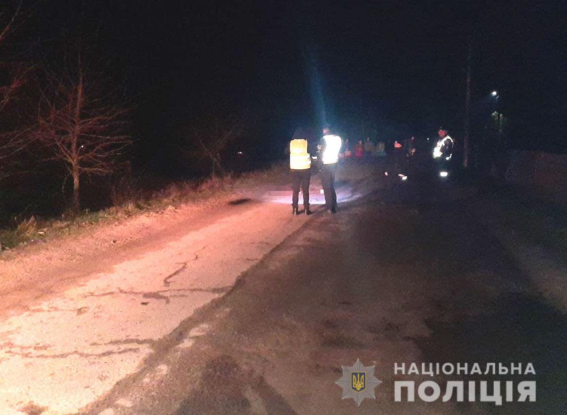 На Сарненщині поліцейські встановлюють водія автомобіля, який на смерть збив пішохода