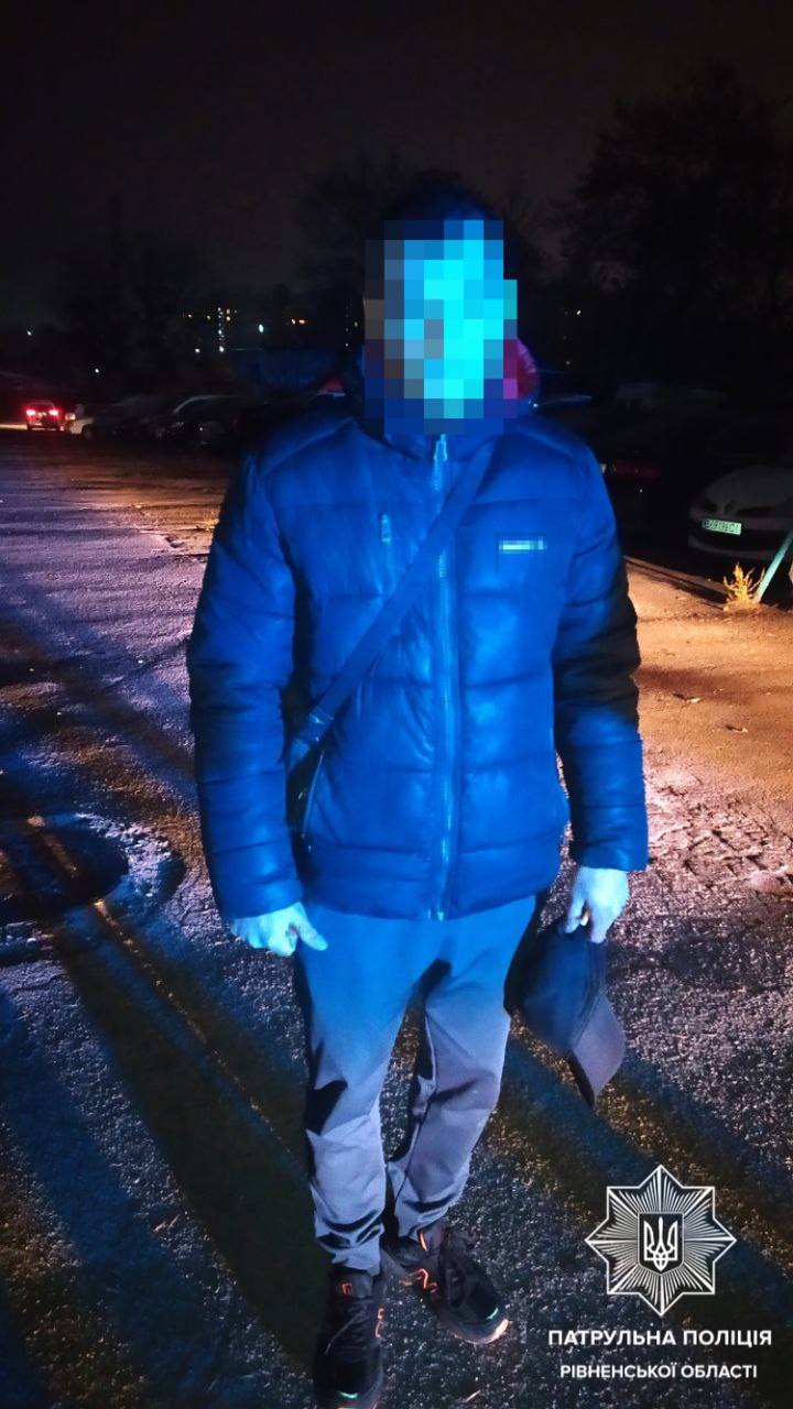 Чоловіка, ймовірно, причетного до викрадення автомобіля затримали в Рівному патрульні