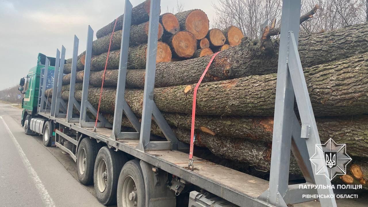 Патрульні на Рівненщині зупинили вантажний автомобіль, який перевозив лісопродукцію з чужими документами Патрульні на Рівненщині зупинили вантажний автомобіль, який перевозив лісопродукцію з чужими документами