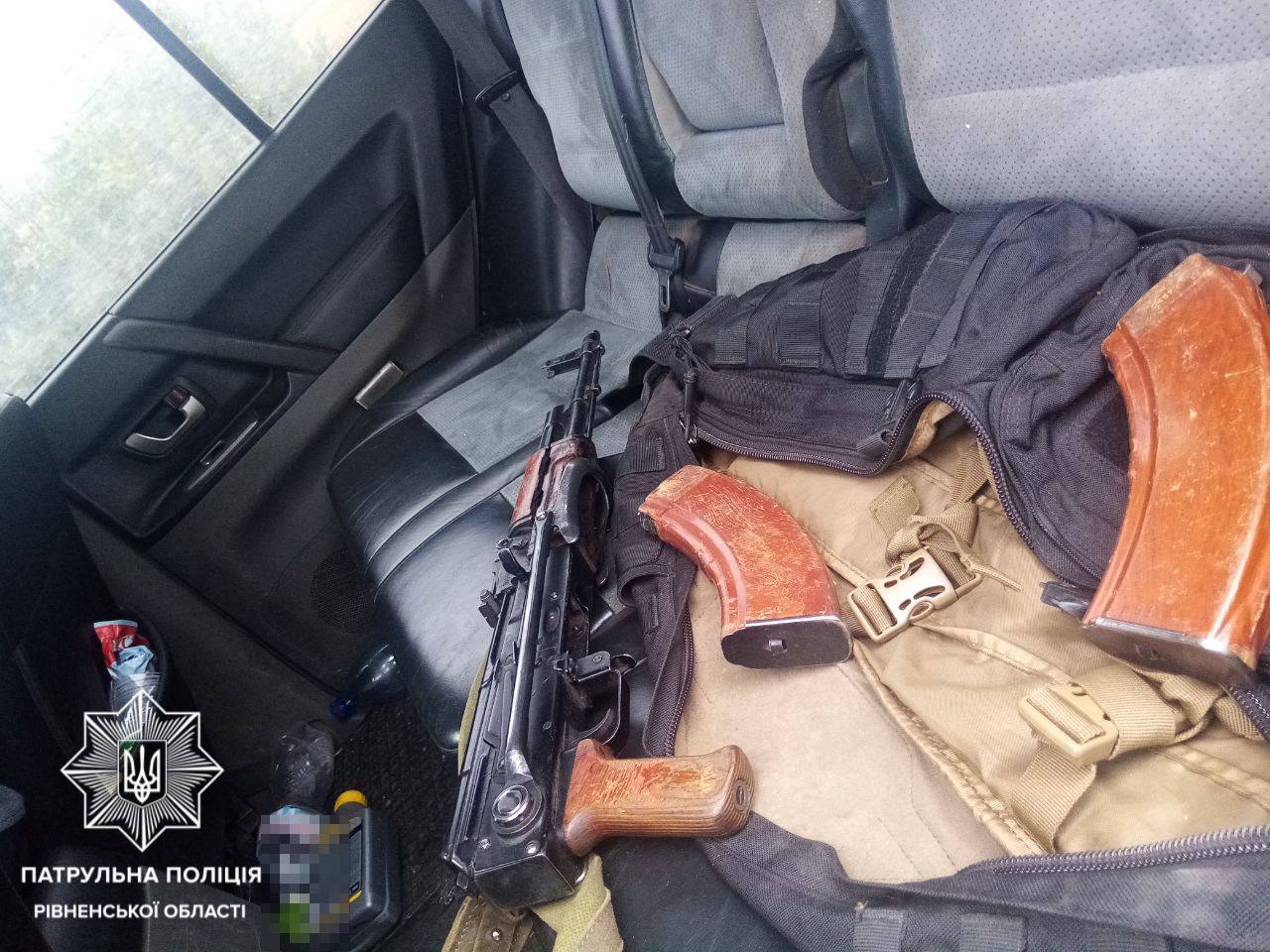 Рівненські патрульні зупинили автівку, в якій виявили зброю