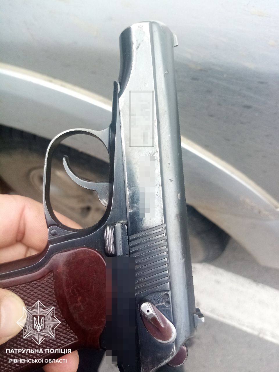 Рівненські патрульні зупинили автівку, в якій виявили зброю