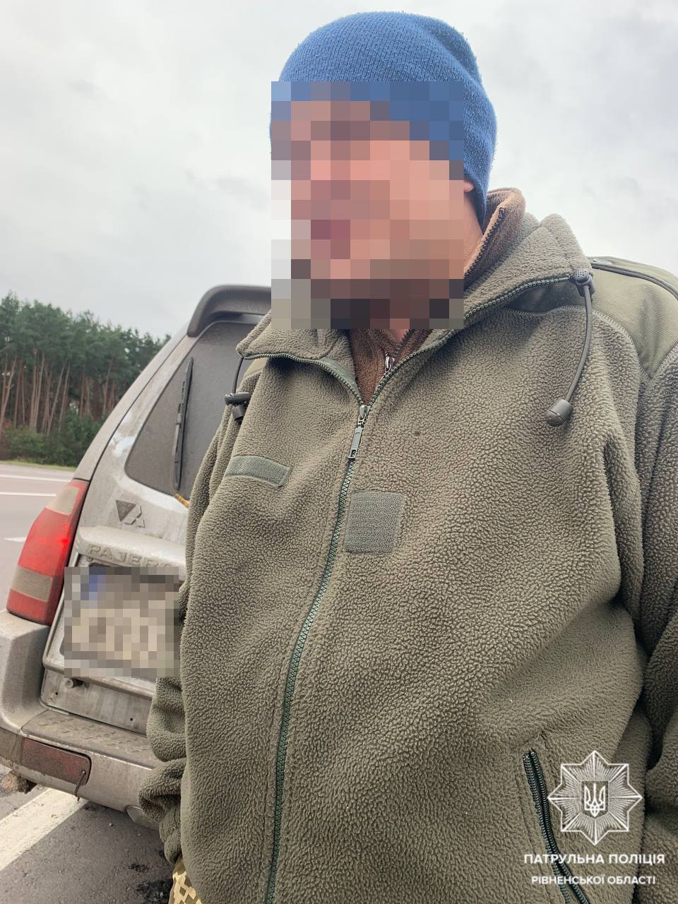 Рівненські патрульні зупинили автівку, в якій виявили зброю