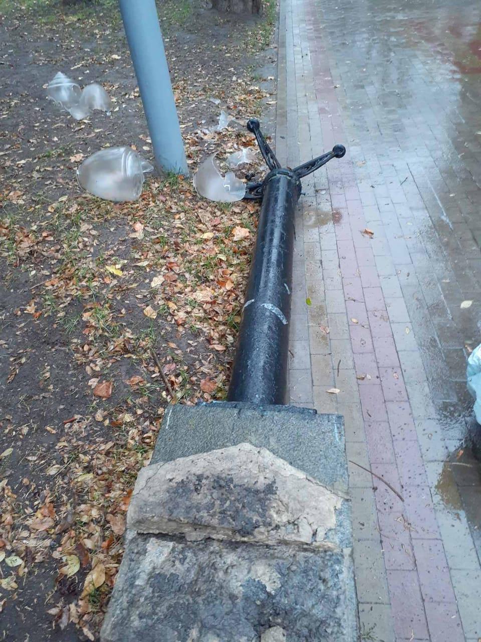 В Рівному вандали у парку Шевченка розтрощили бетонну огорожу