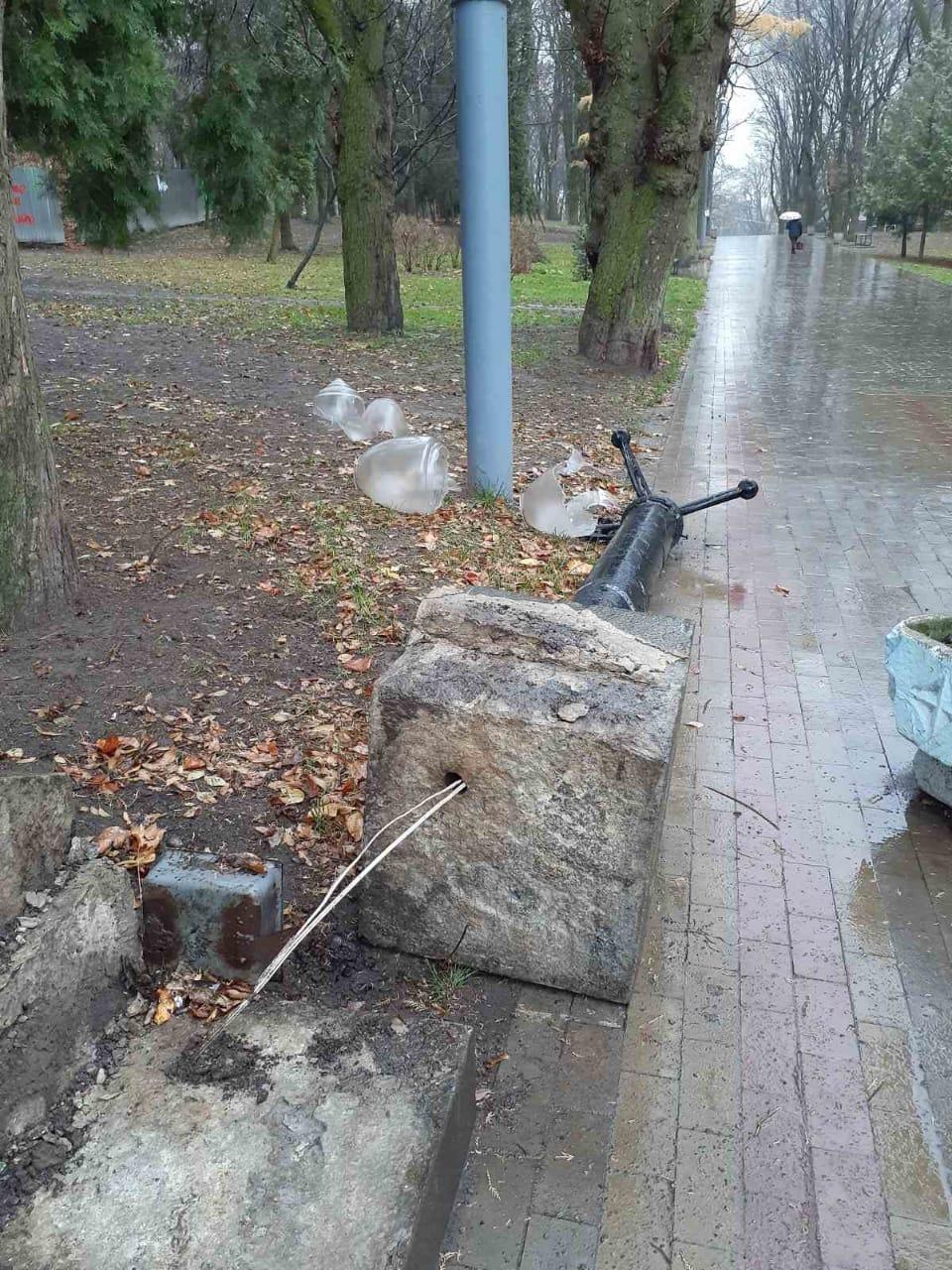 В Рівному вандали у парку Шевченка розтрощили бетонну огорожу