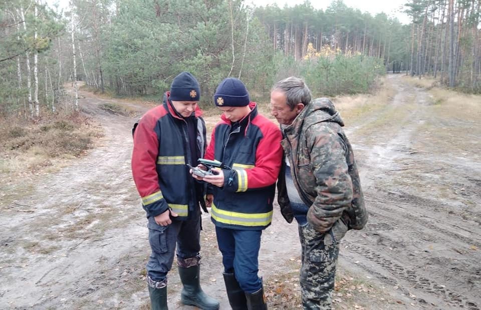 З квадракоптером шукають володимирецькі рятувальники зниклу в лісі жінку