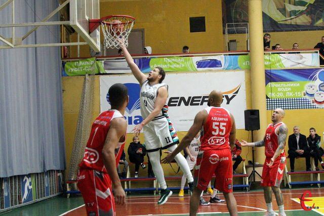 Рівненські баскетболісти у Хмельницькому зазнали першої поразки Рівненські баскетболісти у Хмельницькому зазнали першої поразки