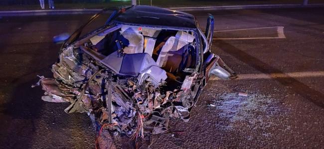 Рятувальники Рівного деблокували чоловіка з авто, яке загорілось