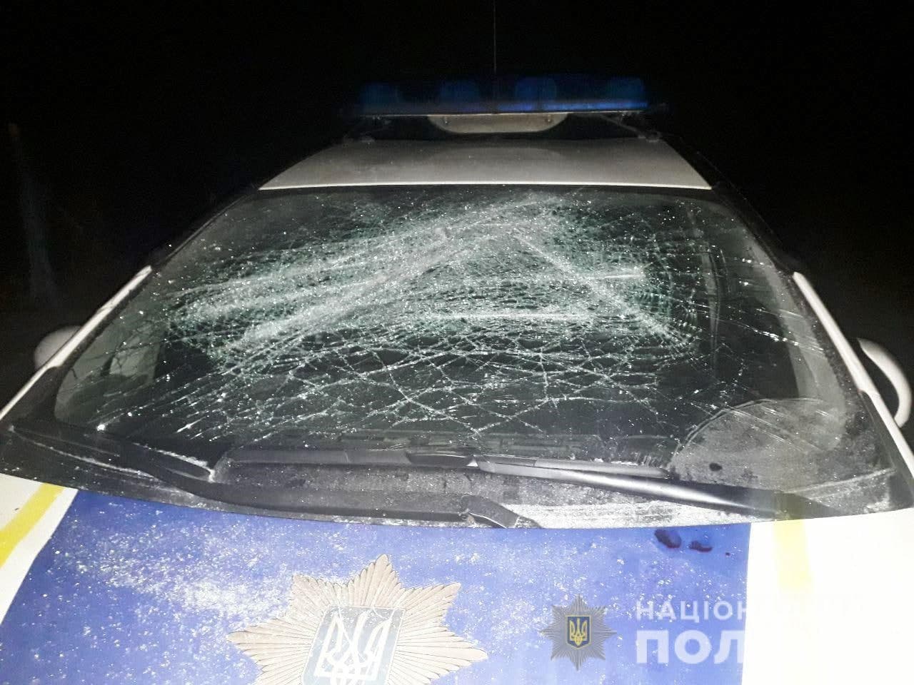 Житель Рівненщини побив поліцейське авто Житель Рівненщини побив поліцейське авто