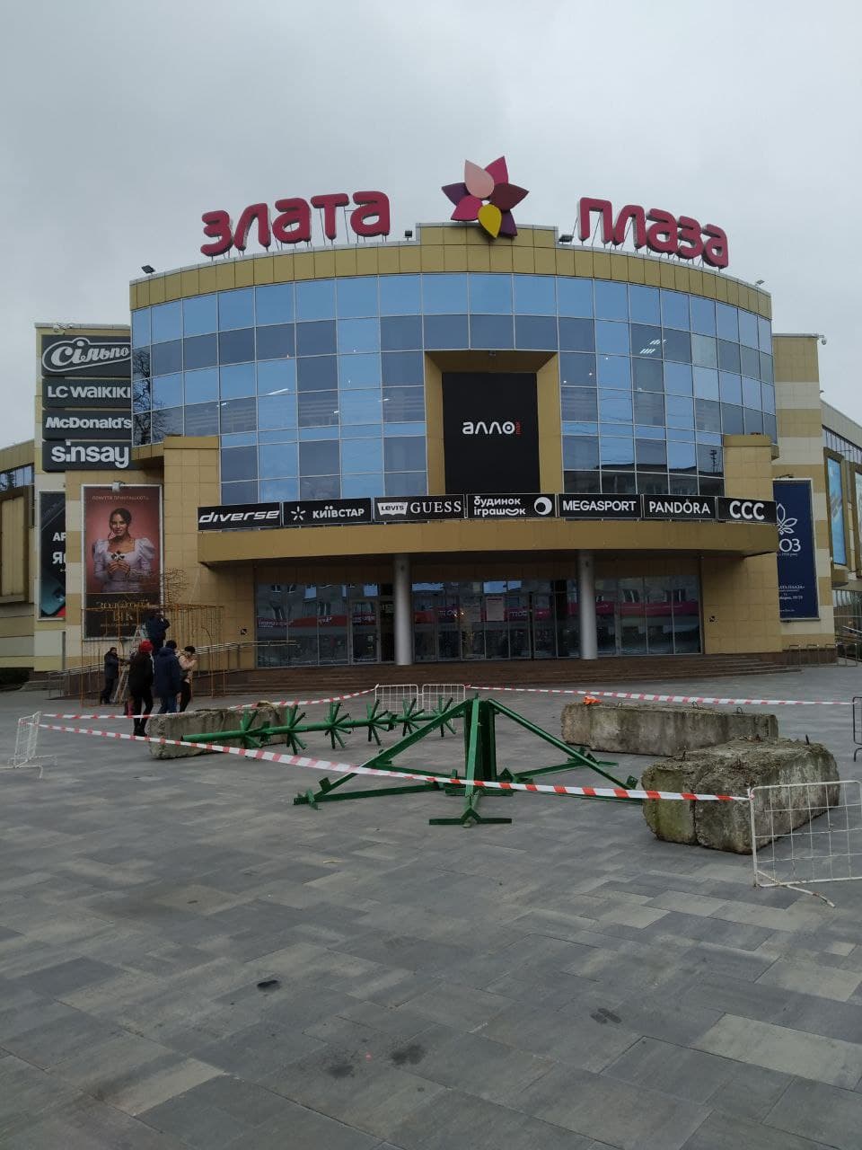 У центрі Рівного встановлюють новорічну ялинку У центрі Рівного встановлюють новорічну ялинку