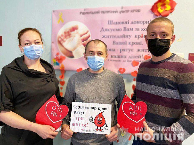 Поліцейські Рівненщини здали кров для потерпілого у ДТП