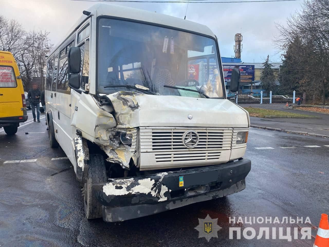 ДТП за участі маршрутки та вантажного буса у Рівному