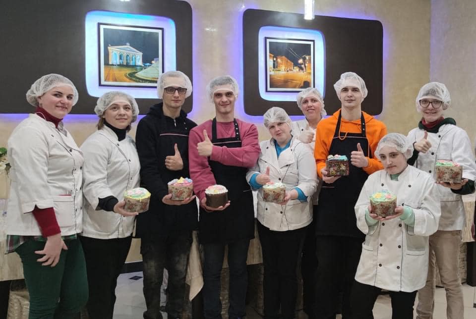 У Рівному професією кондитера отримали люди з особливими потребами