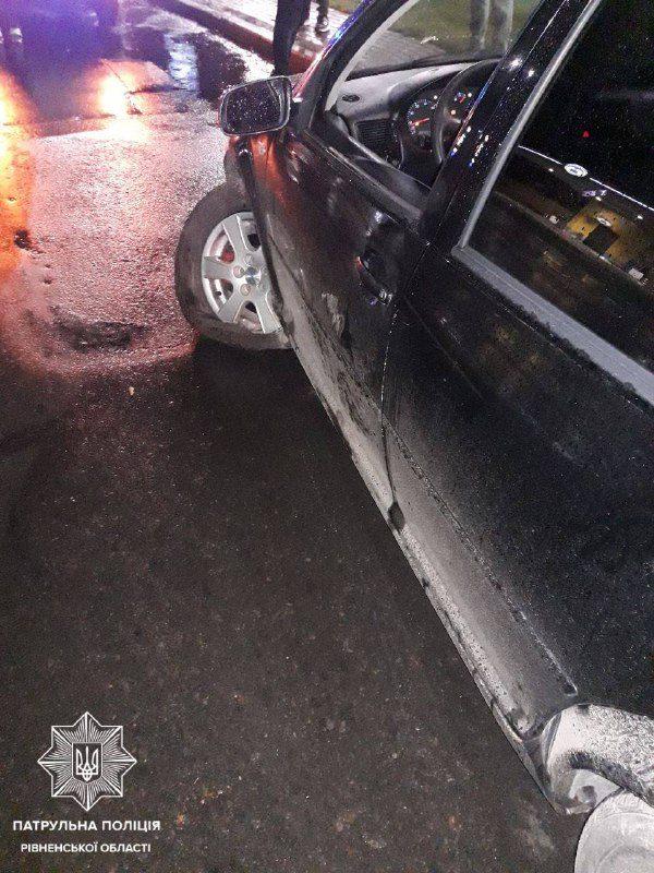 Нетверезий водій у Рівному наїхав на острівець безпеки
