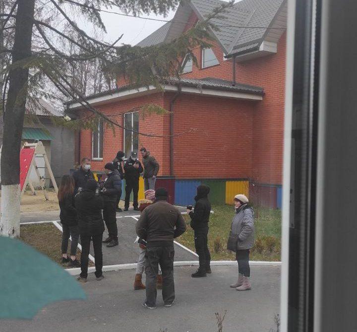 Під садочком “Вишенька” у Рівному зібралися “небайдужі” і знову поліція