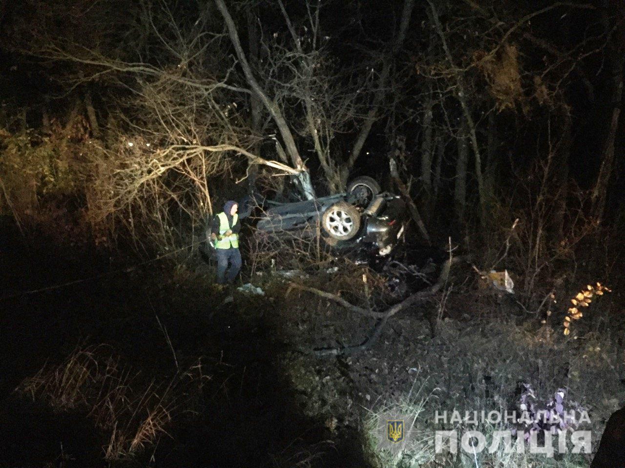На Рівненщині фургон врізався в дерево