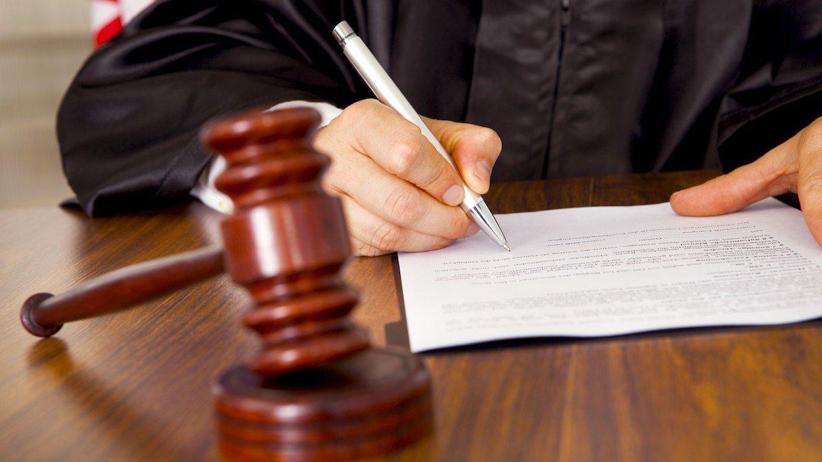 Найстарша породілля України отримала позов до суду