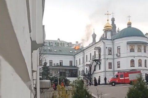 У Києво-Печерській лаврі рятувальники ліквідують пожежу