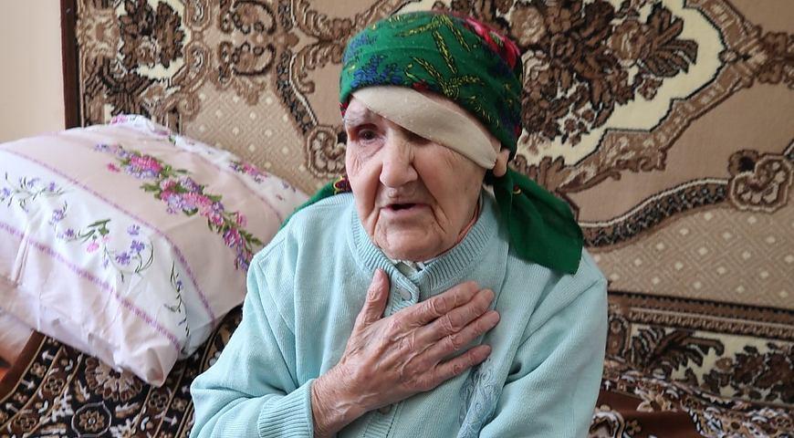 Бабуся вакцинувалася від коронавірусу, щоб зустріти своє століття
