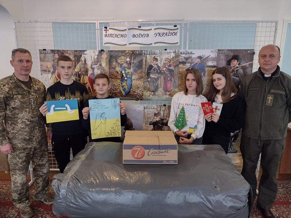 Рівненські ліцеїсти передали військовим теплі речі та подарунки