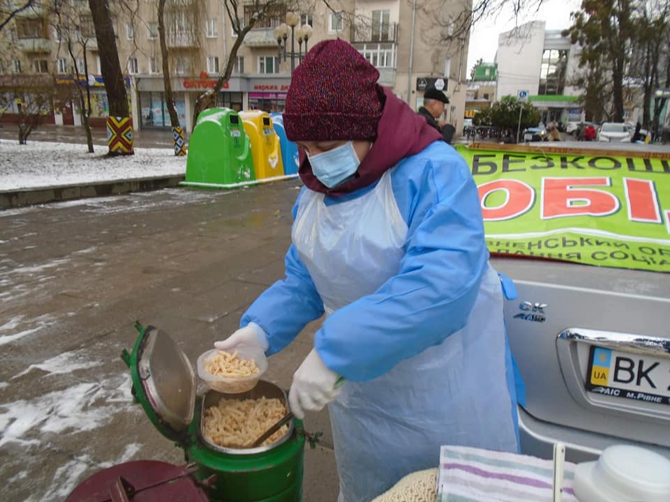 Безхатьки щодня зможуть отримувати гарячі обіди в центрі Рівного