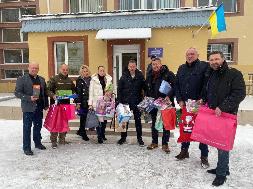 Депутати Рівного завітали до сиротинця з новорічними подарунками
