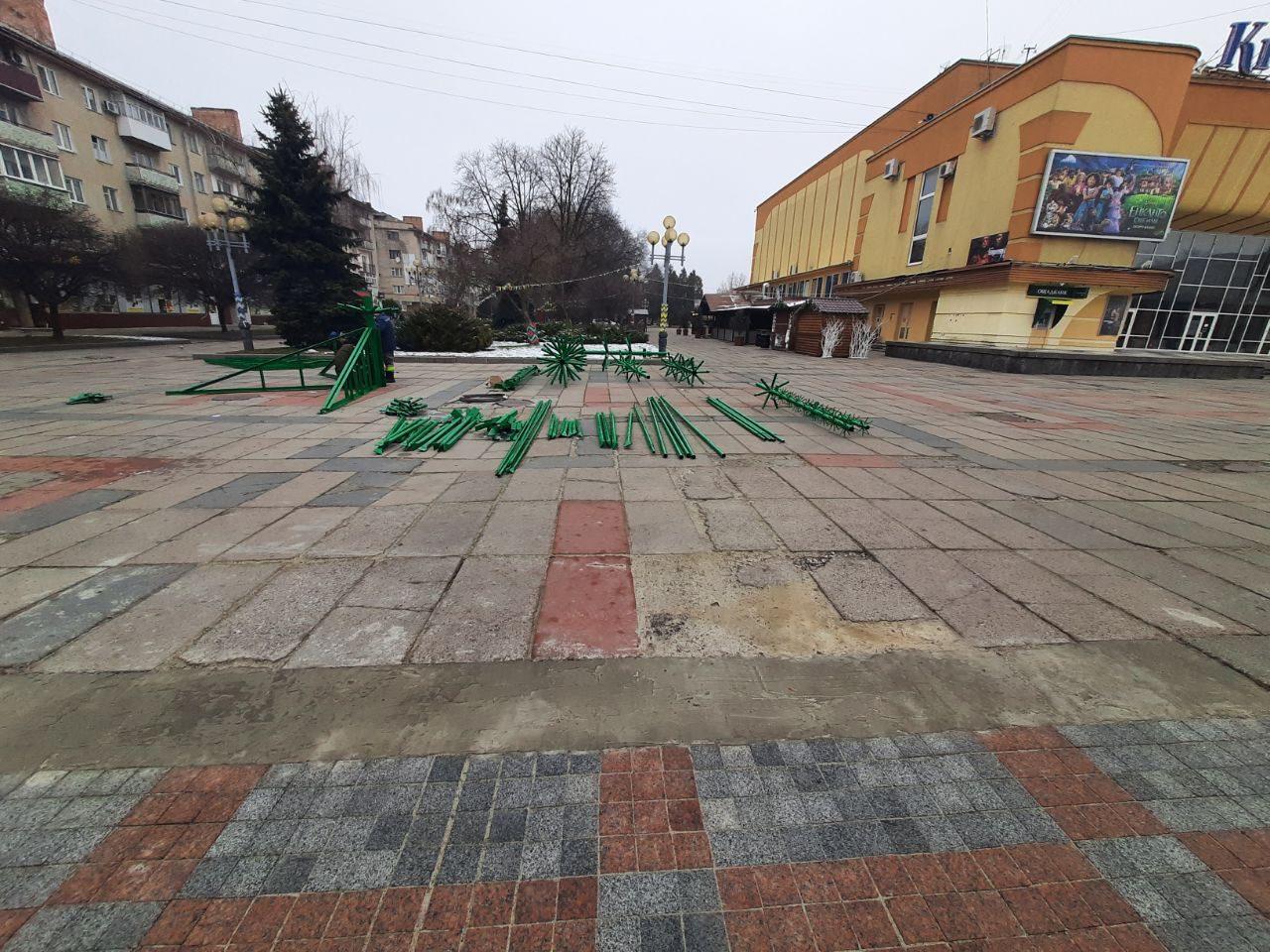 У Рівному почали встановлювати ялинку на центральному майдані (фото)