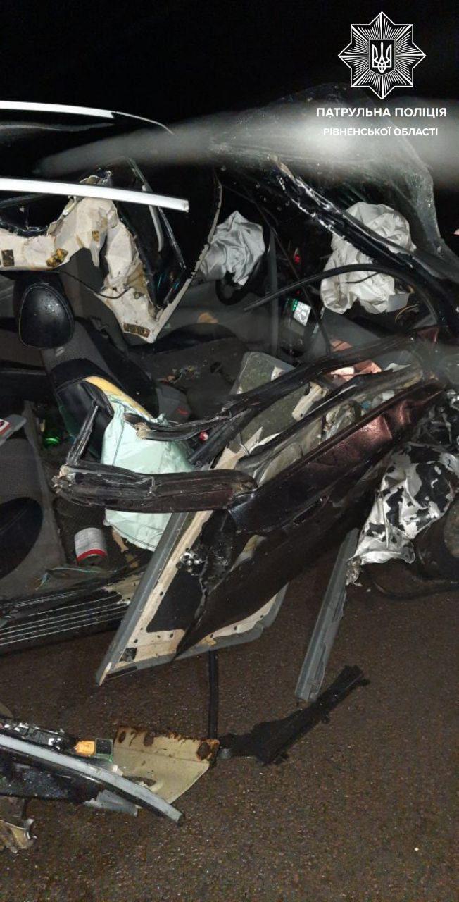 На Рівненщині легковик вночі наїхав на вантажний автомобіль