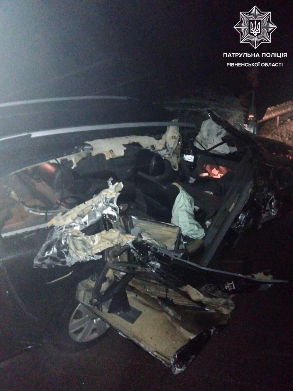 На Рівненщині легковик вночі наїхав на вантажний автомобіль