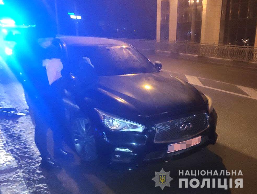 Крадія елітного авто заблокувало в середині автівки