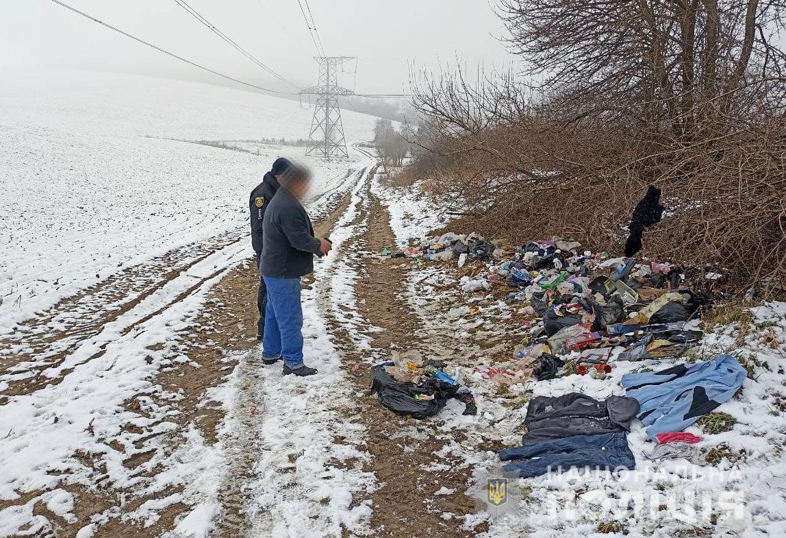 На Рівненщині виявили правопорушника, який облаштував сміттєзвалище на узбіччі дороги
