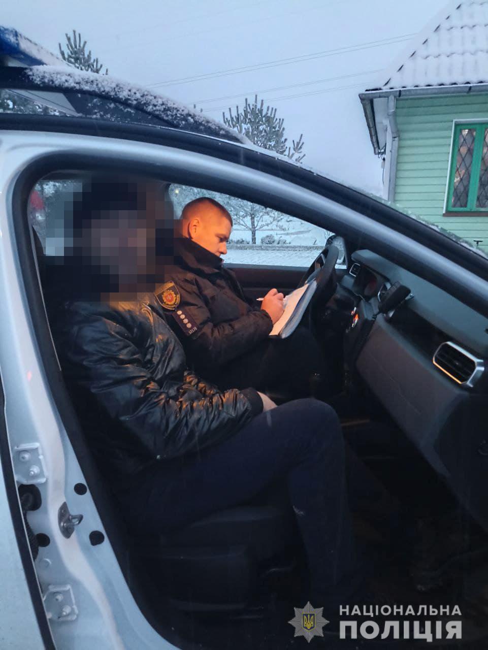 На Рівненщині виявили правопорушника, який облаштував сміттєзвалище на узбіччі дороги