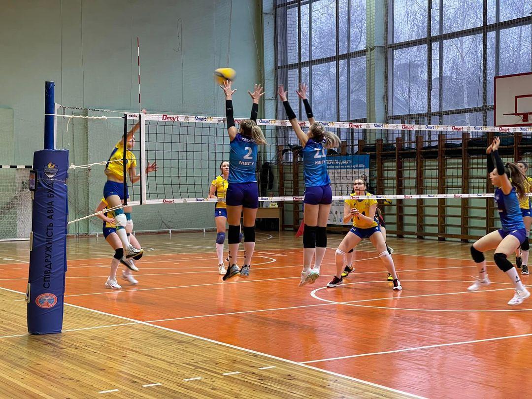 Волейболістки рівненської “Регіни” двічі програли в гостях