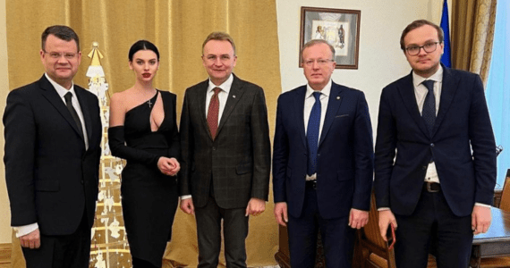 Скандальну сукню помічниці заступника міністра освіти продали на аукціоні