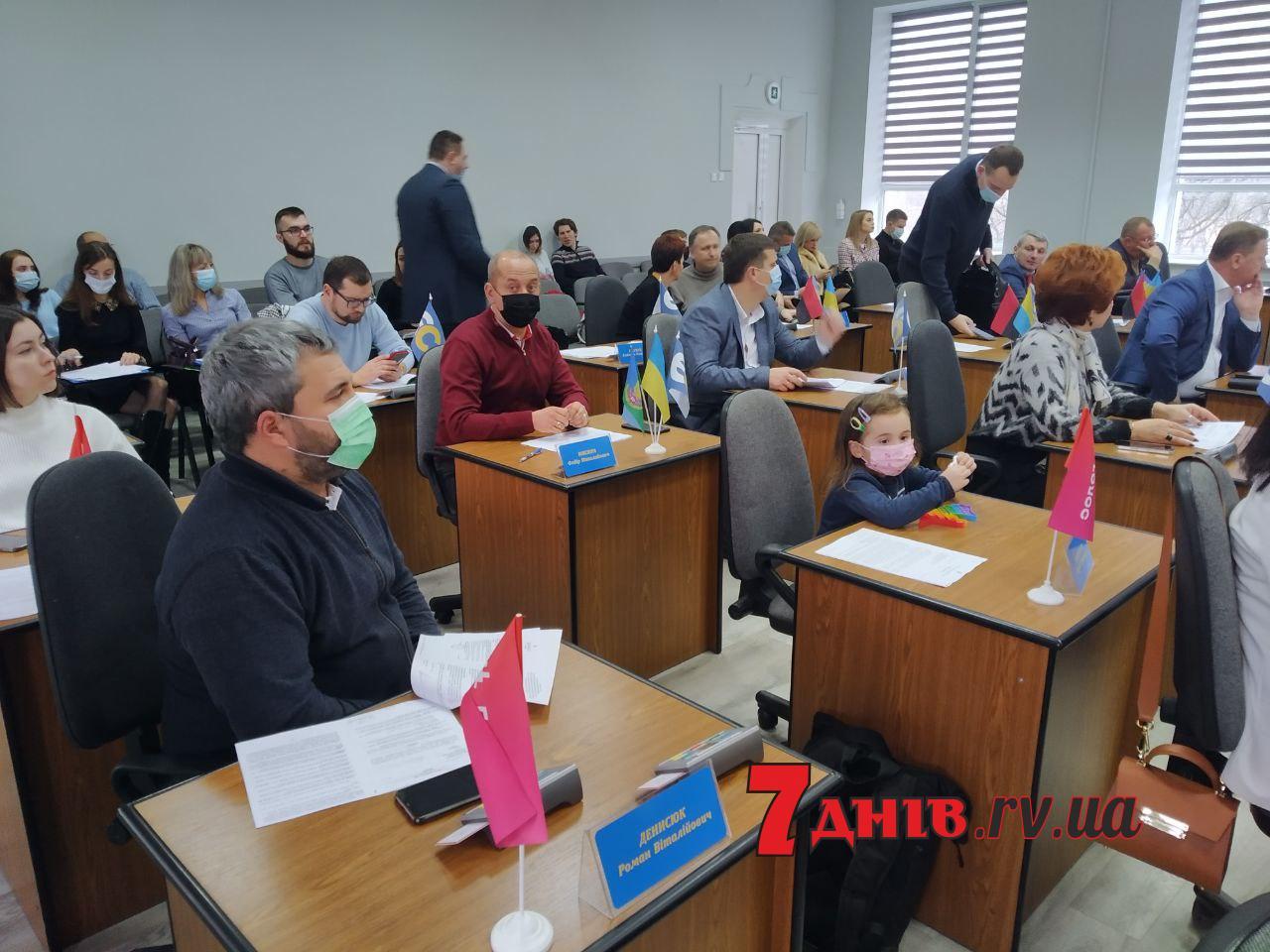 Депутат Рівнеради на позачергове засідання сесії прийшов з дитиною
