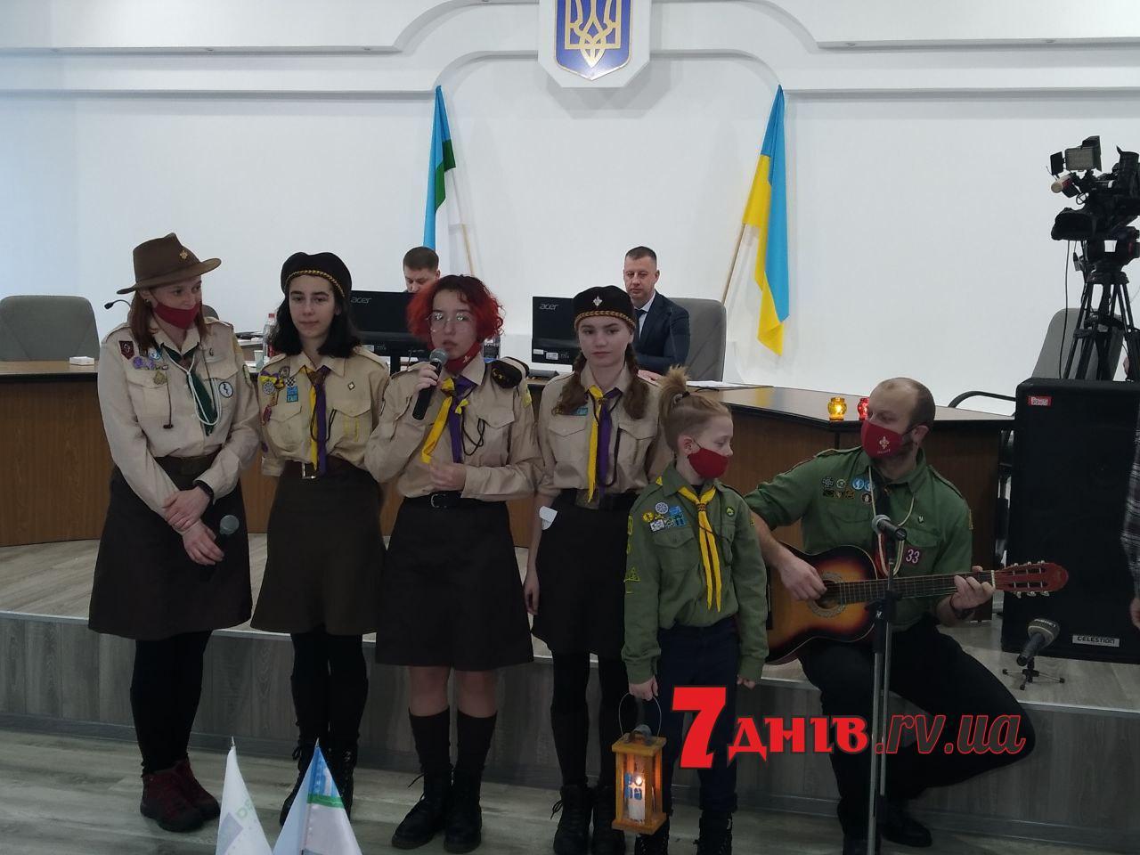 Депутат Рівнеради на позачергове засідання сесії прийшов з дитиною