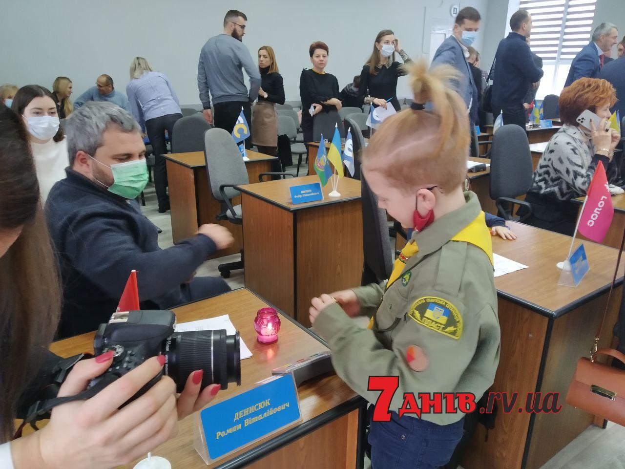 Депутат Рівнеради на позачергове засідання сесії прийшов з дитиною
